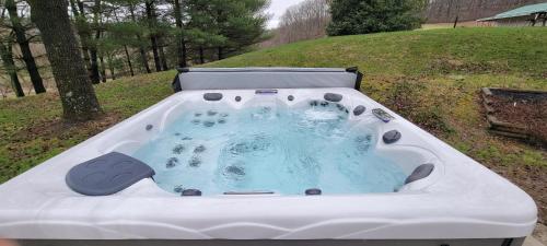 100 Acre Red Brick Ranch Hocking Hills Cabin Hot Tub 12 - Logan, OH