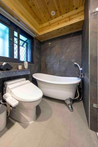 room detail thumbnail 2