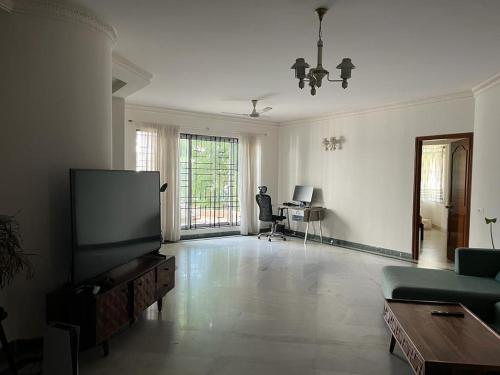 Spacious apartment near cricket stadium