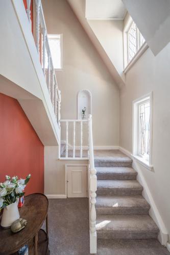 Castle Charm with Modern Interiors, Steps to Shops, Окленд (фото 4)