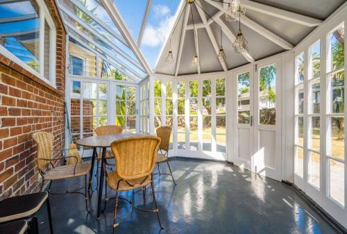 Castle Charm with Modern Interiors, Steps to Shops, Окленд (фото 7)