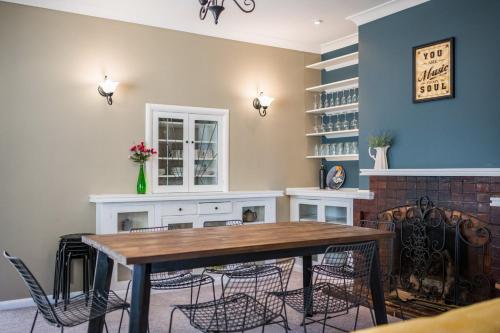 Castle Charm with Modern Interiors, Steps to Shops, Окленд (фото 9)
