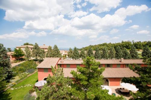 ISA - Luxury Resort with swimming pool immersed in Tuscan nature, apartments with private outdoor area with panoramic view