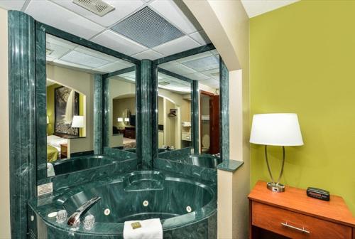 ซูเปอร์ 8 บาย วินด์แฮม คลาร์กสวิล นอร์ทอีสต์ (Super 8 By Wyndham Clarksville Northeast) in คลาร์กสวิล (TN)