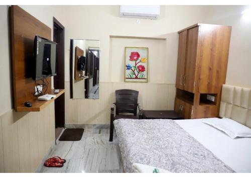 Double or Twin Room with Balcony image 4