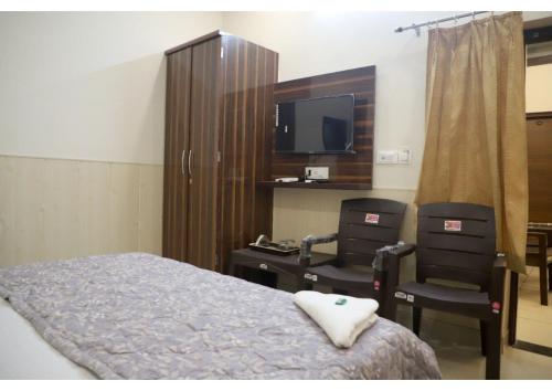 Double or Twin Room with Balcony image 5
