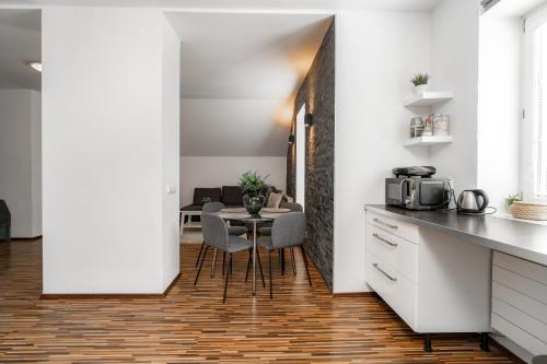keittiö, Beautiful Apartments With Parking In a Quiet Location in Trebovice