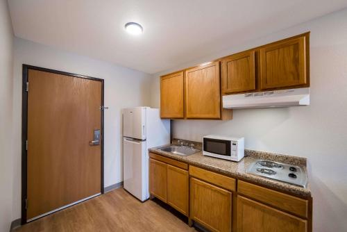 keuken, WoodSpring Suites Fort Worth Fossil Creek in Fairway Bend
