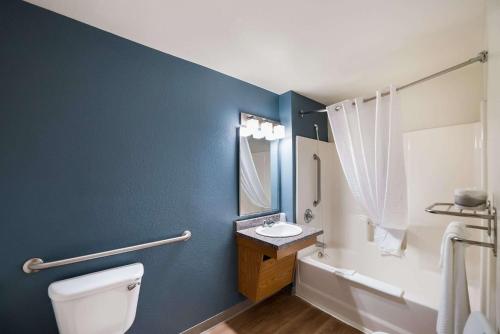 Badkamer, WoodSpring Suites Fort Worth Fossil Creek in Fairway Bend