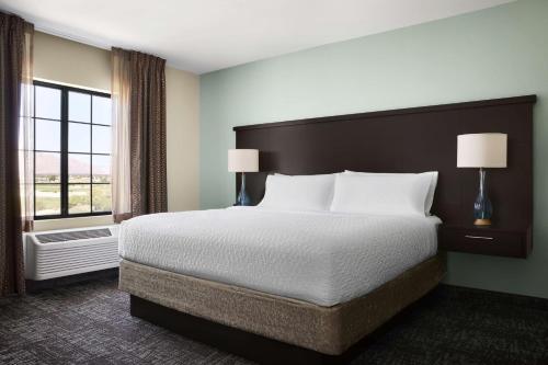 1 king bed, 1 sofa bed