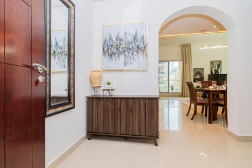 Luxury 2BR Apartment in Dubai Marina - image 12