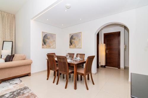 Luxury 2BR Apartment in Dubai Marina - image 14