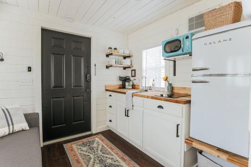 Cocina, Downtown Tiny Home near Shenandoah National Park in New Market