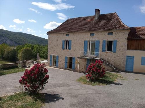 Gite st cirq Lapopie piscine vue imprenable