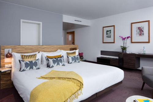 1 king bed, 1 sofa bed