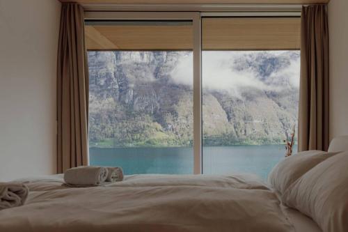  Stunning and Modern House On The Lake in Quarten