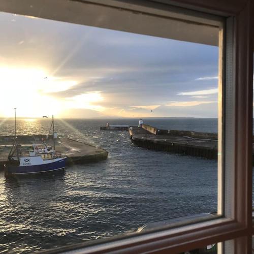 Harbour Side, Luxury, Twin Level Loft in Burghead
