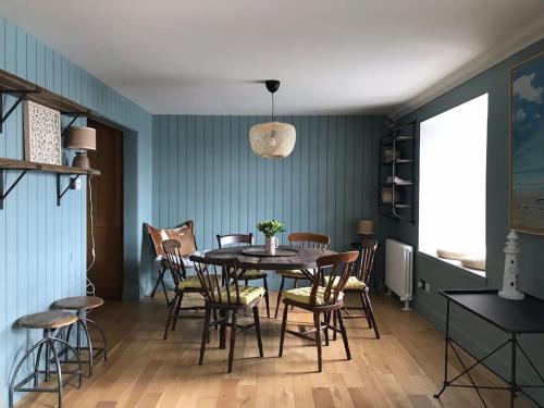 Harbour Side, Luxury, Twin Level Loft in Burghead