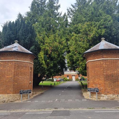 Spacious two bedroom apartment with one parking space in Thame