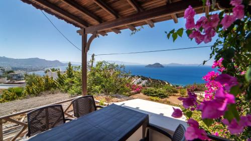 Stunning Sea View Villa w Garden 5 min to Beach - Accommodation - Gumusluk