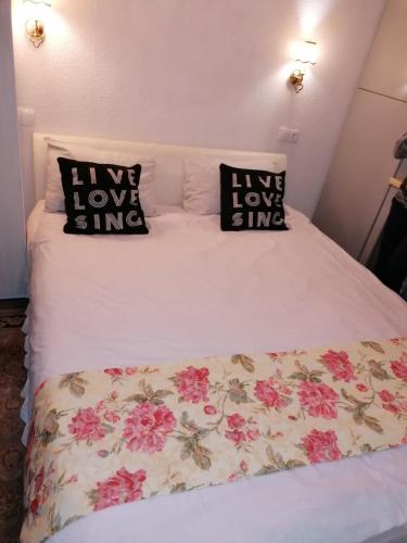 Studio Apartment image 9
