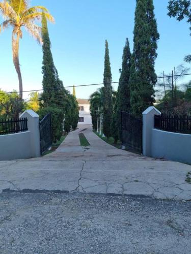 3-Bed House Sleeps 6 with Mountain Views, Ocho Rios