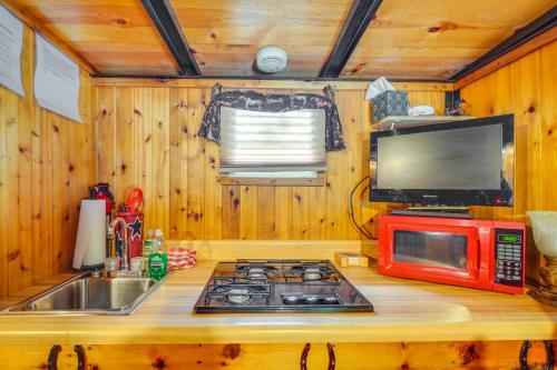 Sevierville Studio Cabin Rental with Private Hot Tub in Sevierville, USA