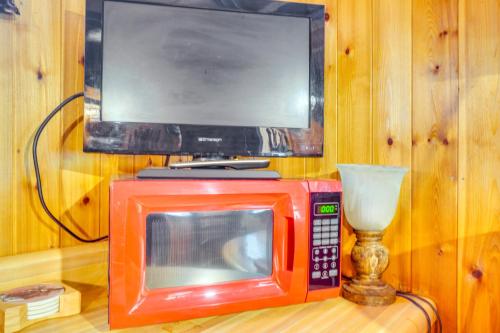 Sevierville Studio Cabin Rental with Private Hot Tub in Sevierville, USA