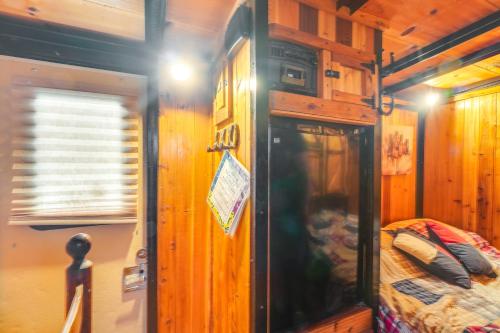 Sevierville Studio Cabin Rental with Private Hot Tub in Sevierville, USA