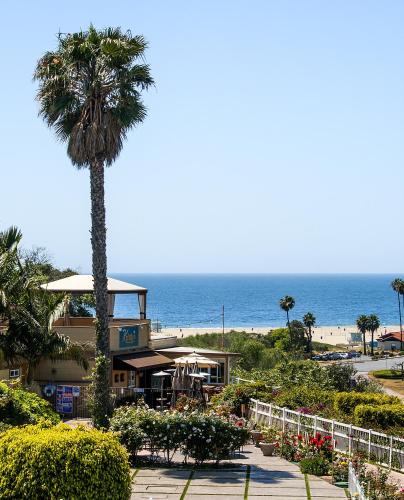 Malibu Country Inn