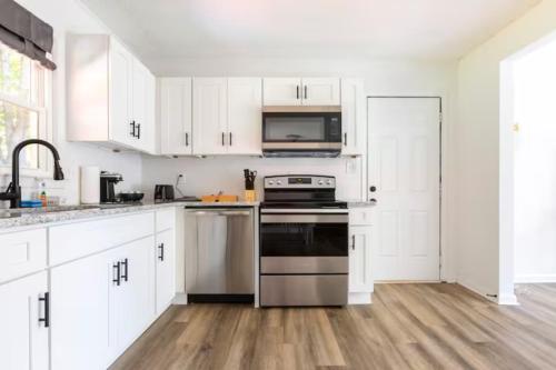 Bohemian Retreat Newly Remodeled with New Hot tub in Newton, USA