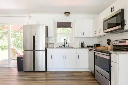 Bohemian Retreat Newly Remodeled with New Hot tub in Newton, USA