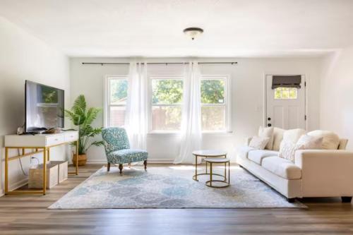 Bohemian Retreat Newly Remodeled with New Hot tub in Newton, USA