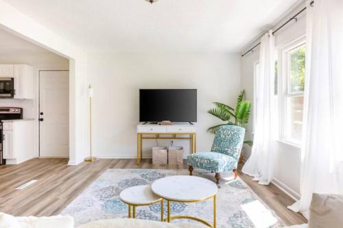 Bohemian Retreat Newly Remodeled with New Hot tub in Newton, USA