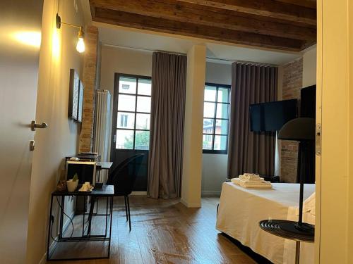 Double Room with Balcony image 10