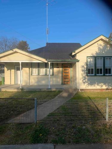 Golden Street Cottage in West Wyalong