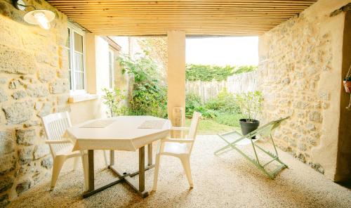 La Petite Bachelière - terrasse couverte extérieure et jacuzzi - Location saisonnière - La Bachellerie