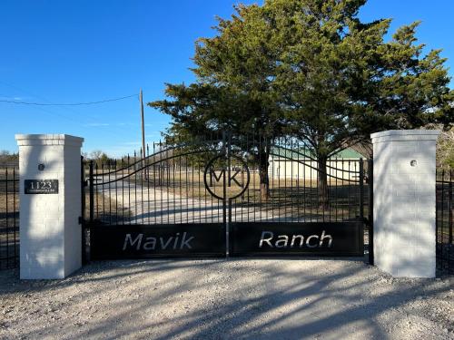 Luxury Ranch Retreat With Swimming Pool