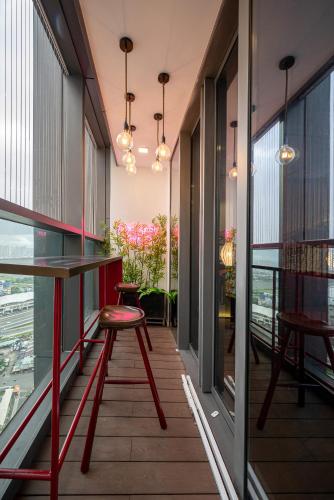 Balcony/terrace, CeLaVie Serviced Apartment - The Vinhomes and Landmark 81 in Bình Thạnh