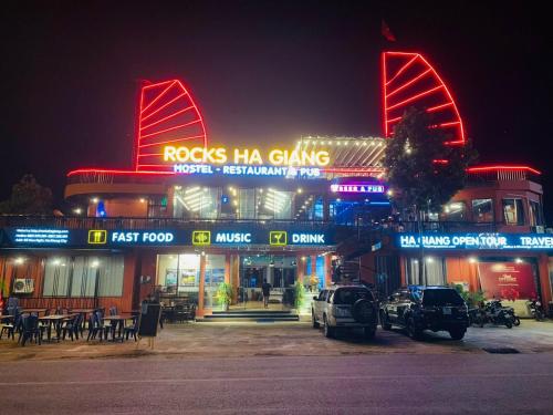 Rocks Ha Giang Hostel-Tour & Motorbike Rental