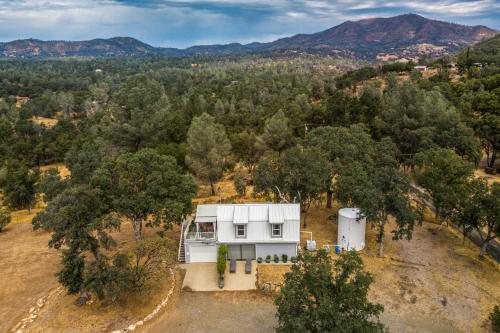 Mariposa Home with Furnished Patio and Sierra Mtn Views - main image