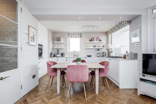2-bed flat with balcony in Notting Hill London - image 6