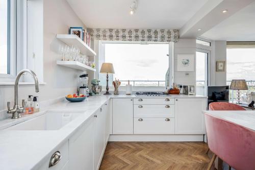 2-bed flat with balcony in Notting Hill London - image 9