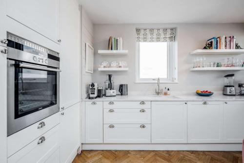 2-bed flat with balcony in Notting Hill London - image 12