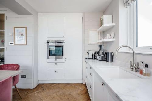 2-bed flat with balcony in Notting Hill London - image 14