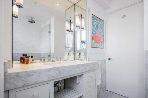 2-bed flat with balcony in Notting Hill London - image 11