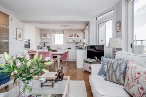2-bed flat with balcony in Notting Hill London - image 7
