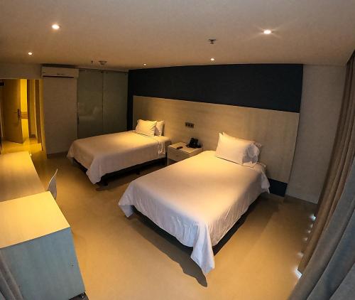 Standard Twin Room image 10