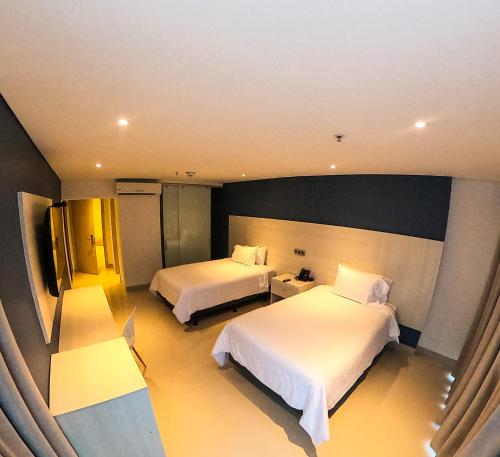 Standard Twin Room image 7