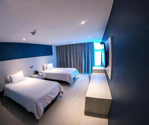Standard Twin Room image 2